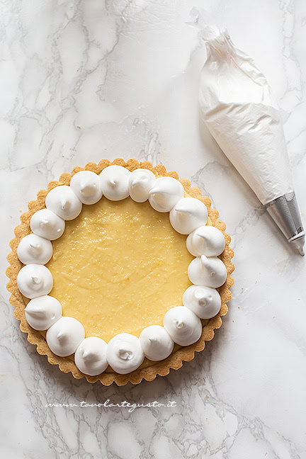 farcire la Torta mernigata con crema al limone - Ricetta Lemon meringue pie - Ricetta di Tavolartegusto