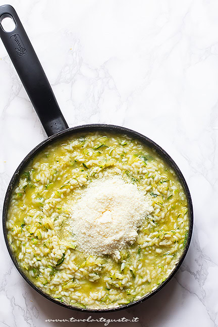 mantecare il risotto alle zucchine - Ricetta Risotto con zucchine - Ricetta di Tavolartegusto