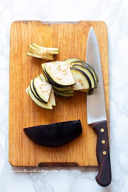 Affettare le melanzane - Ricetta pasta alla norma