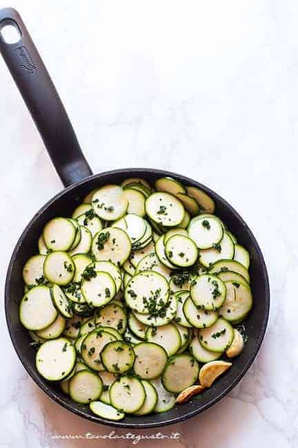 Cuocere le zucchine in padella con olio, prezzemolo e aglio - Ricetta zucchine trifolate