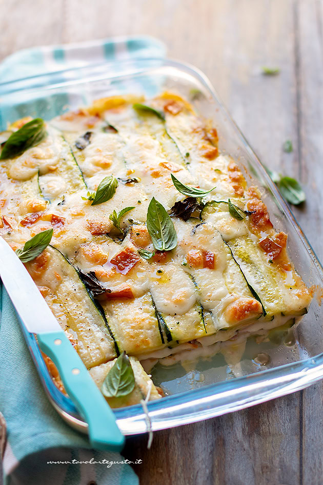 Parmigiana di zucchine bianca con zucchine crude - Ricetta Parmigiana di zucchine