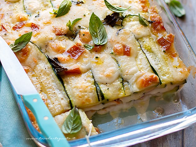 Parmigiana di zucchine bianca con zucchine crude - Ricetta Parmigiana di zucchine