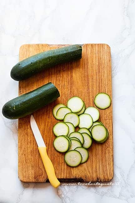affettare le zucchine a rondelle - Ricetta Zucchine trifolate
