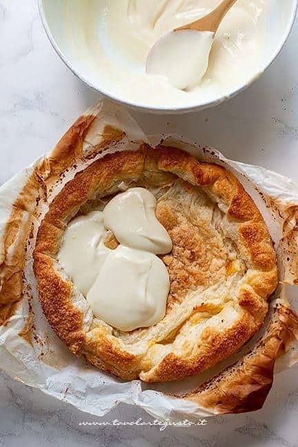 farcire la sfogliata con la crema di ricotta - Ricetta sfogliata alle ciliegie