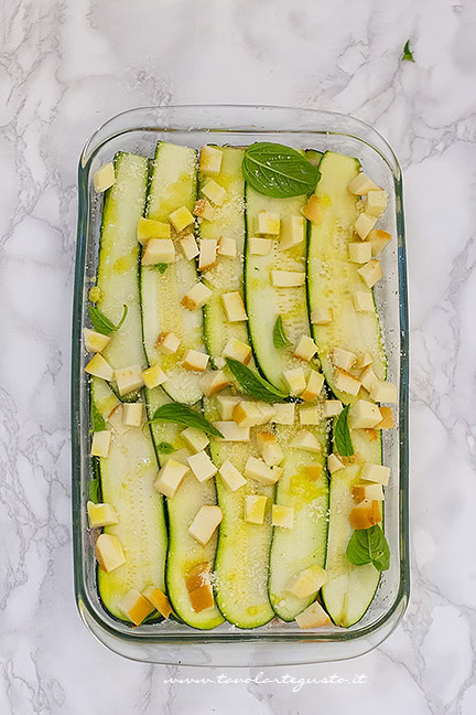 parmigiana bianca di zucchine pronta per essere infornata - Ricetta Parmigiana di zucchine