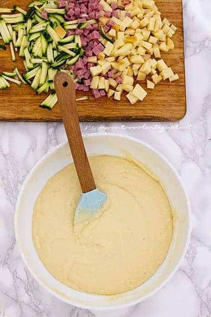 preparare l'impasto allo yogurt e aggiungere le verdure - Ricetta Torta 7 vasetti salata