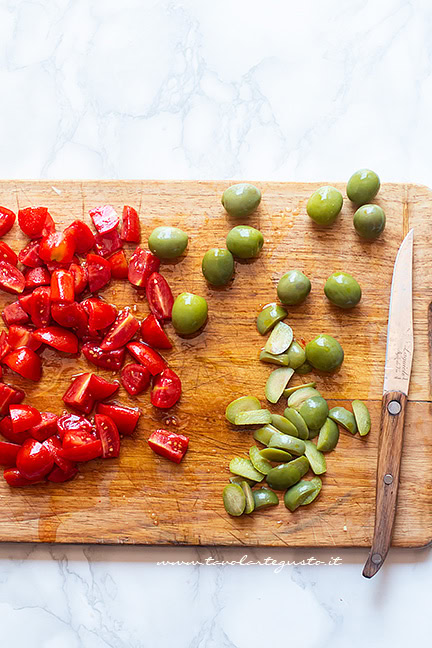 Affettare pomodorini e olive - Ricetta Insalata di riso