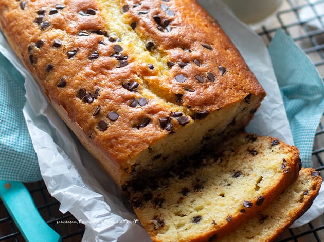 Plumcake con gocce di cioccolato - Ricetta Plumcake con gocce di cioccolato-