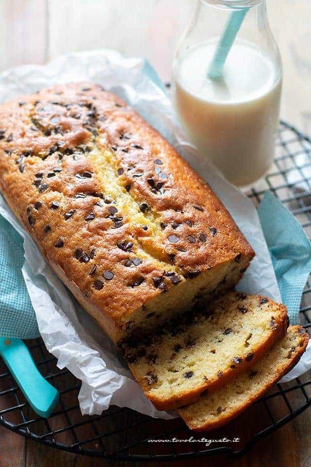 Plumcake con gocce di cioccolato - Ricetta Plumcake con gocce di cioccolato - Ricetta di Tavolartegusto