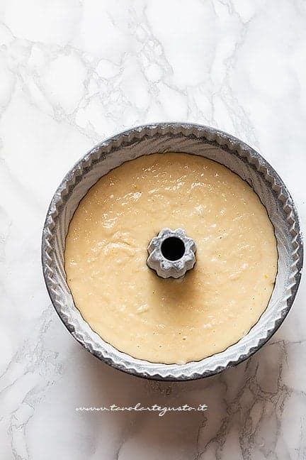 Versare l'impasto in teglia - Ricetta Torta al cocco