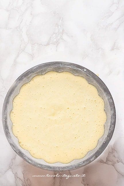 Versare l'impasto in teglia - Ricetta Torta al limone