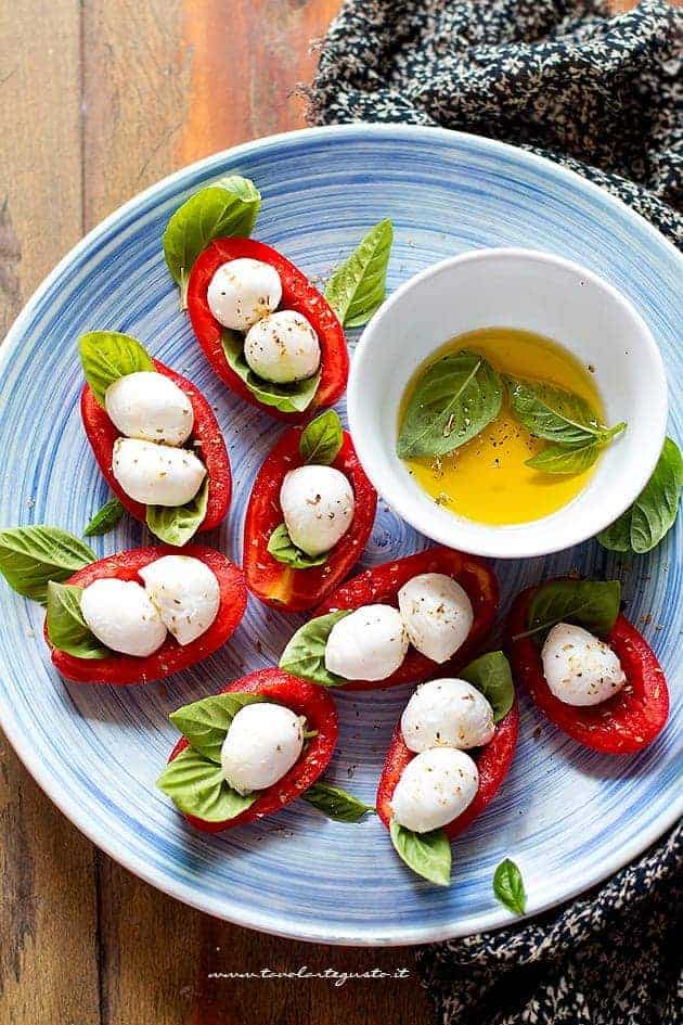 caprese finger food (barchette di pomodoro ripiene di mozzarelline) - Ricetta Caprese finger food