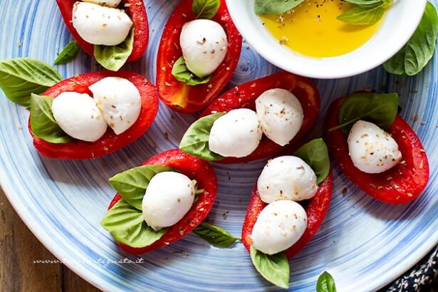 caprese finger food (barchette di pomodoro ripiene di mozzarelline) - Ricetta Caprese finger food - Ricetta di Tavolartegusto