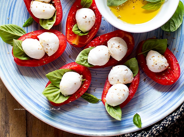 caprese finger food (barchette di pomodoro ripiene di mozzarelline) - Ricetta Caprese finger food