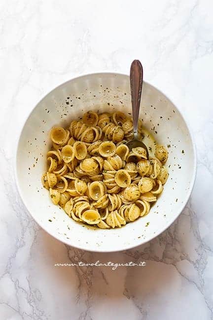 condire le orecchiette con olio ed erbe aromatiche - Ricetta Insalata di orecchiette - Ricetta di Tavolartegusto