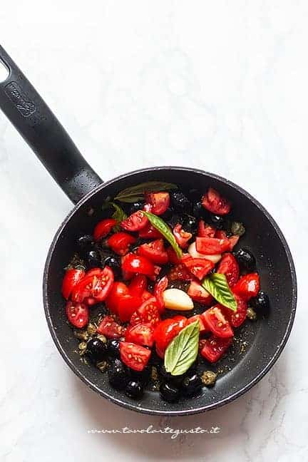 cuocere il sugo di pomodoro, olive e capperi - Ricetta Melanzane ripiene