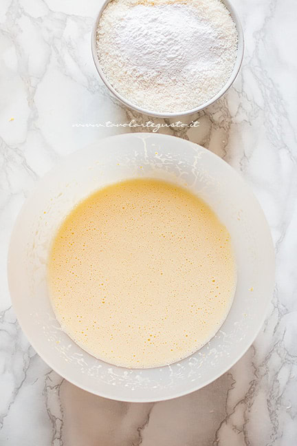 preparare l'impasto della ciambella al cocco - Ricetta Ciambellone al cocco