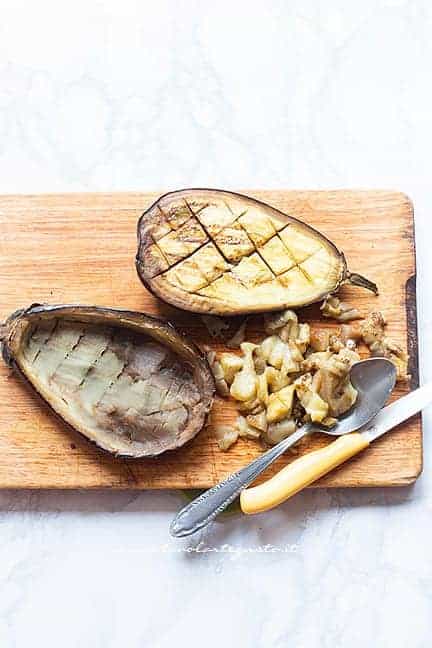 svuotare le melanzane - Ricetta Melanzane ripiene