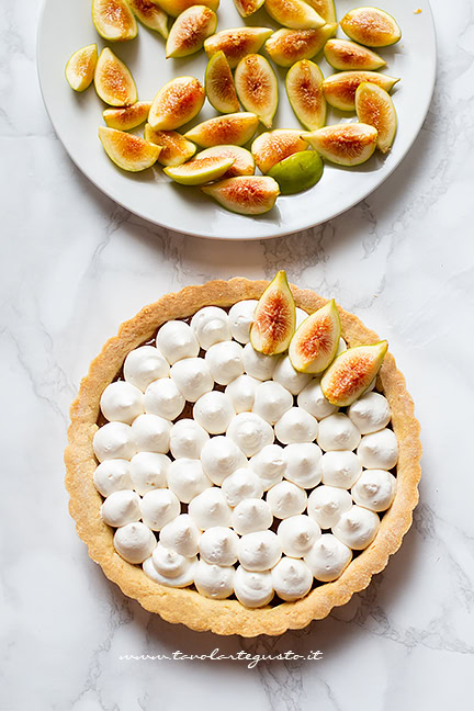 Aggiungere la crema al latte e spicchi di fichi freschi - Ricetta Crostata di fichi