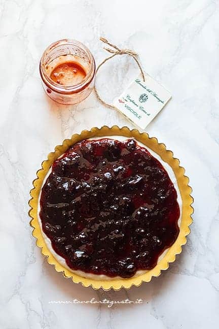 Aggiungere la marmellata di visciole - Ricetta crostata ricotta e visciole