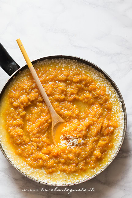 Aggiungere la polpa di zucca - Ricetta Risotto alla zucca - Ricetta di Tavolartegusto