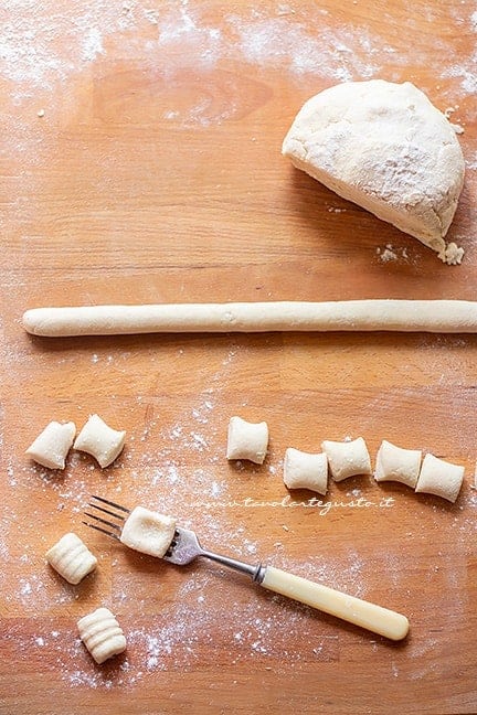 Come dare la forma agli gnocchi di ricotta - Ricetta Gnocchi di ricotta