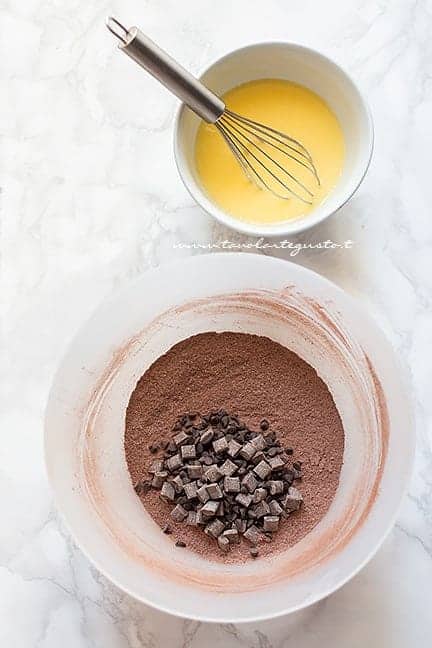 Come fare l'impasto veloce dei muffin al cioccolato - Ricetta Muffin al cioccolato