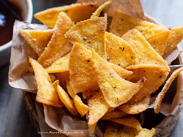 Nachos (Tortillas Chips) - Ricetta Nachos- - Ricetta di Tavolartegusto