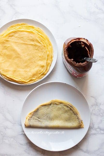 Piegare le crepes - Crepes alla nutella - Ricetta Crepes alla nutella