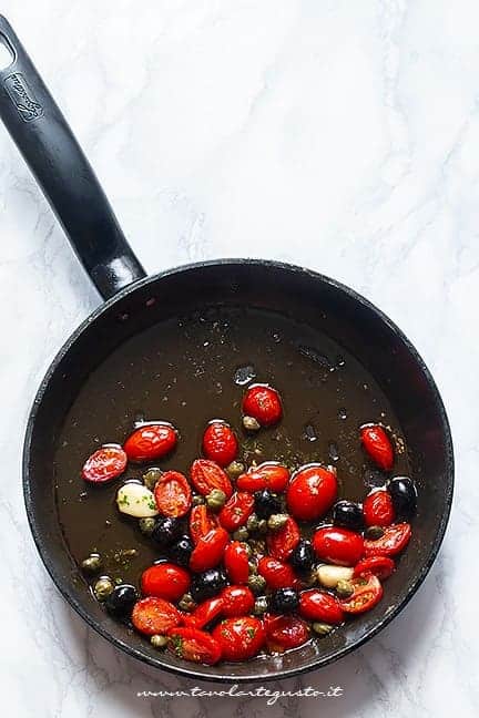 Soffriggere i pomodorini - Ricetta pesce spada in padella