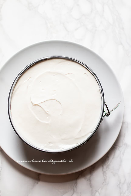 chiudere con uno strato di panna -Ricetta Torta Pan di Stelle