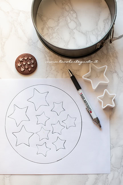 creare lo stencil per il decoro di stelle - Ricetta Torta Pan di Stelle