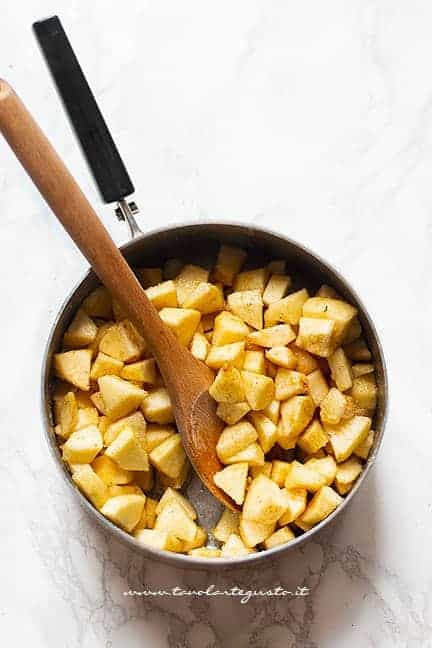 cuocere le mele in padella con zucchero e cannella - Ricetta Torta cuor di mela