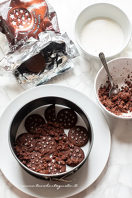 inzuppare i biscotti pan di stelle nel latte - Ricetta Torta Pan di Stelle