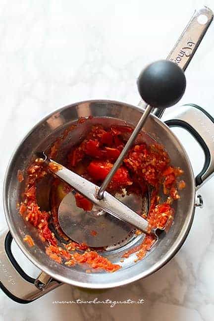 passare i pomodori con un passaverdure - Ricetta zuppa di pomodoro