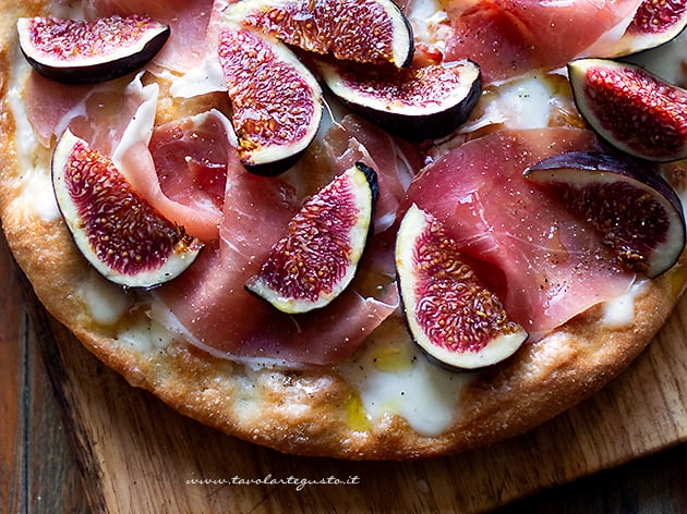 pizza bianca prosciutto e fichi - Ricetta pizza prosciutto e fichi