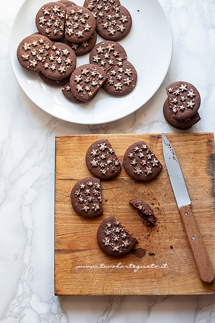 sagomare i biscotti - Ricetta Torta Pan di Stelle