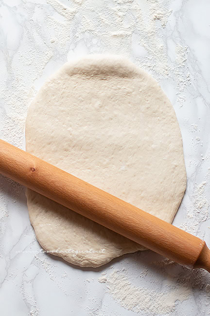 stendere l'impasto - Ricetta Focaccia genovese