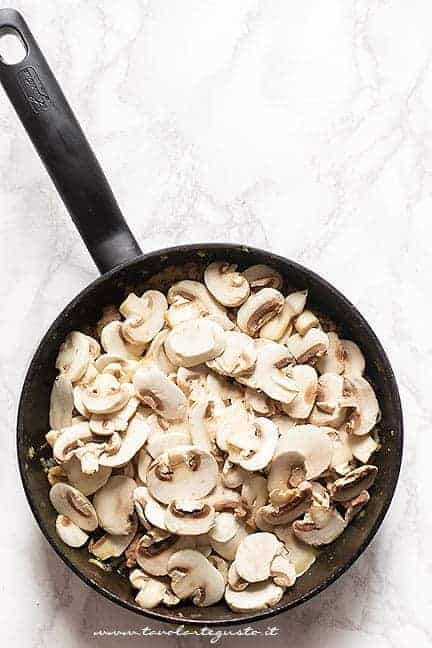 Aggiungere i funghi - Ricetta pasta alla boscaiola