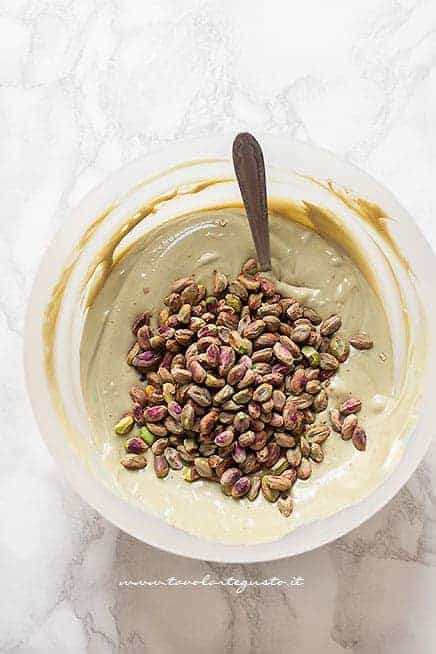 Aggiungere i pistacchi- Ricetta Torrone al pistacchio
