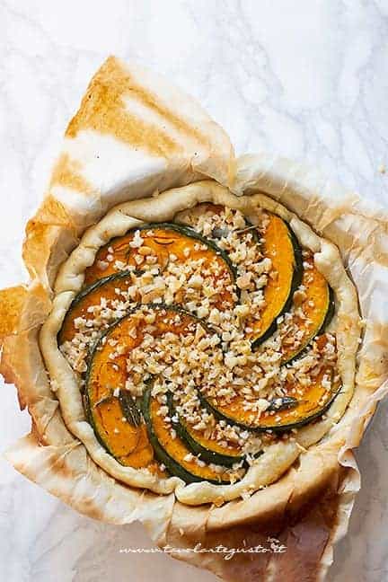 Aggiungere la scamorza in superficie - Torta di zucca salata