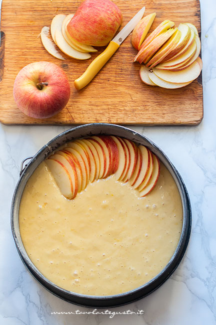 Aggiungere le mele nella torta - Ricetta Torta di mele - Ricetta di Tavolartegusto