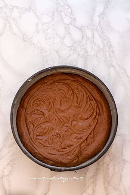 Cuocere la base al cioccolato - Ricetta Torta Sacher