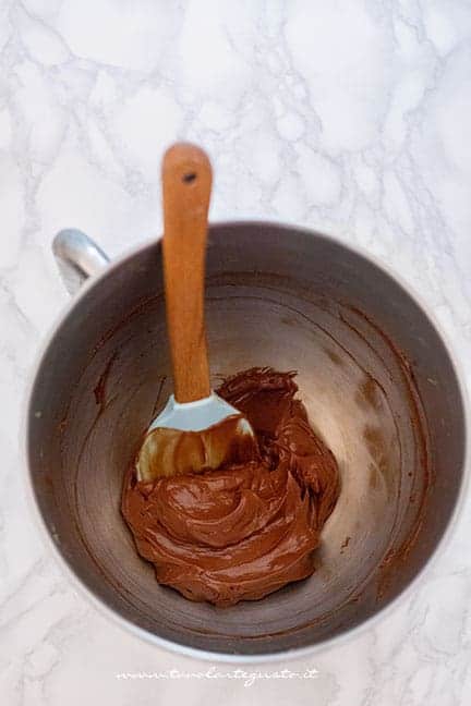 Preparare l'impasto base al cioccolato - Ricetta Torta Sacher