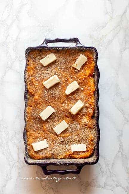 Sistemare il tortino di zucca in teglia - Ricetta Gateau di zucca