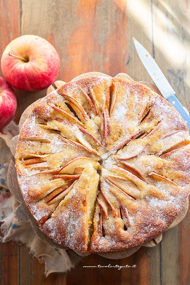 Torta di mele perfetta in 5 minuti - Ricetta Torta di mele veloce - Ricetta di Tavolartegusto