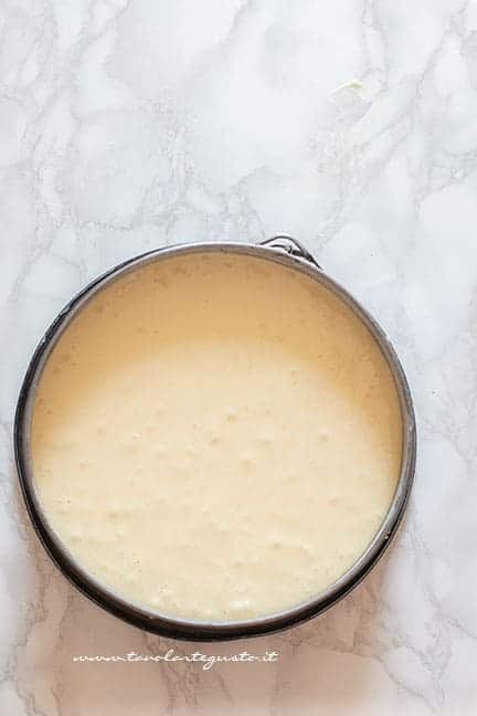 Versare l'impasto in teglia - Ricetta torta margherita