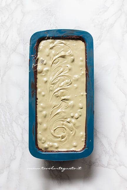 Versare l'impasto morbido nel guscio - Ricetta Torrone al pistacchio