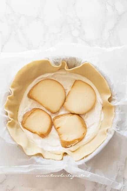 aggiungere ricotta e scamorza - Ricetta Torta di zucca salata