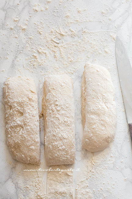 dividere l'impasto in filoncini - Ricetta Pane fatto in casa